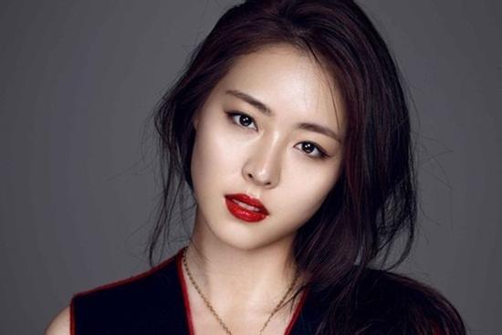 Nữ diễn viên 'Hoa hậu Hàn Quốc' Lee Yeon Hee bất ngờ thông báo kết hôn