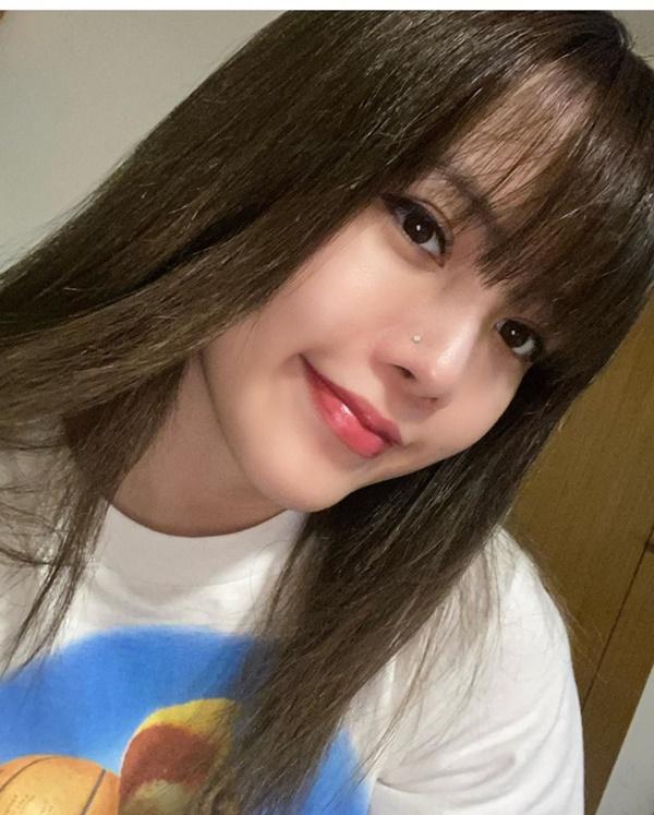 Thiều Bảo Trâm đã cắt mái tóc của mình, cảm giác không quen với "giao diện" mới.