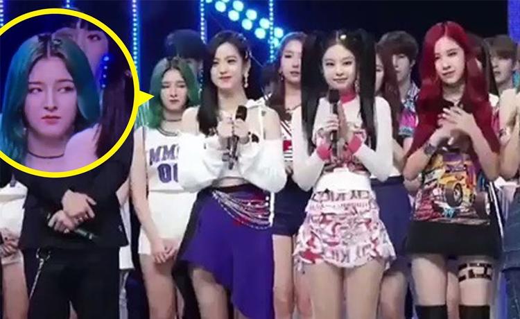 Twice, Red Velvet vang dội là thế vẫn không thoát cảnh bị hậu bối ngó lơ - lườm nguýt trên sân khấu-3