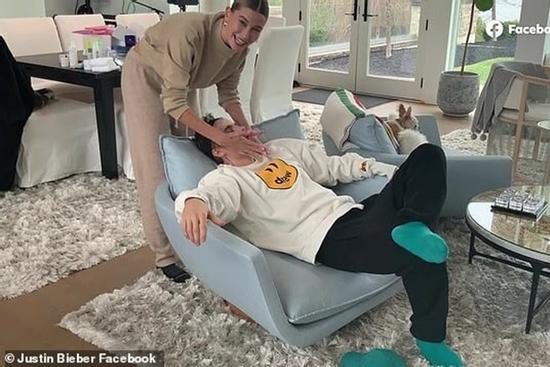 Justin Bieber được bà xã Hailey điều trị mụn tại nhà trong thời gian cách ly