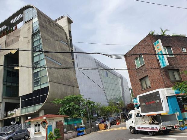 Fan BLACKPINK uy hiếp YG khi cho xe tải diễu quanh trụ sở đòi comeback nhưng lại bị netizen Hàn chỉ trích thậm tệ-2