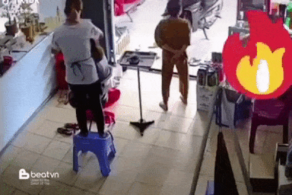 Clip: Chủ tiệm khiến tất cả mọi người 'chết sững' khi đang làm tóc đột nhiên ngã lăn ra sàn