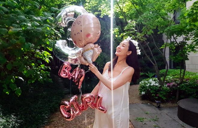 Người đẹp khóc Choi Ji Woo sinh con đầu lòng ở tuổi 45-1