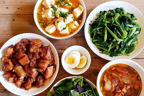 8X khoe 30 mâm cơm lên mạng, hội chị em thốt lên 'đang mệt nhìn thấy cũng thèm ăn'