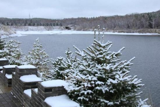 Trung Quốc: Tuyết bất ngờ rơi giữa mùa hè