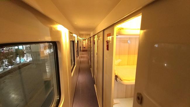 Ở Việt Nam có những đoàn tàu du lịch nội thất 5 sao xịn như máy bay, nhân viên phục vụ cũng chuẩn chẳng kém tiếp viên hàng không-6