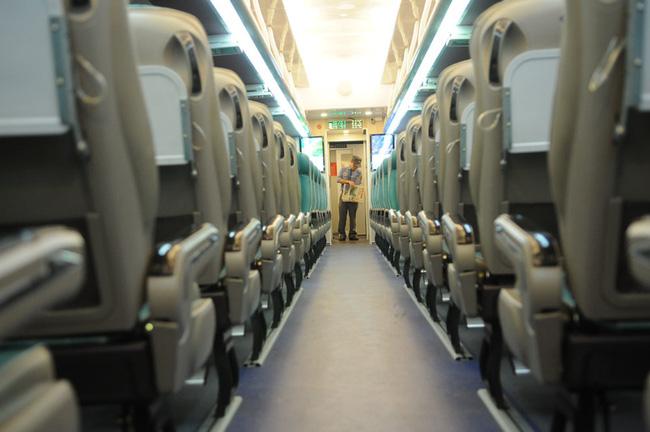 Ở Việt Nam có những đoàn tàu du lịch nội thất 5 sao xịn như máy bay, nhân viên phục vụ cũng chuẩn chẳng kém tiếp viên hàng không-8