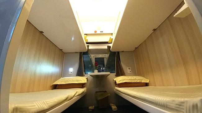 Ở Việt Nam có những đoàn tàu du lịch nội thất 5 sao xịn như máy bay, nhân viên phục vụ cũng chuẩn chẳng kém tiếp viên hàng không-11