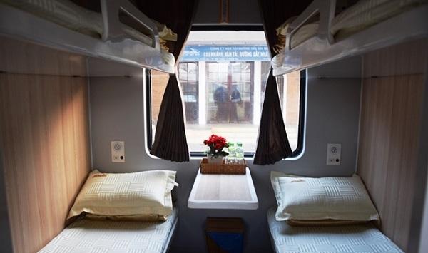 Ở Việt Nam có những đoàn tàu du lịch nội thất 5 sao xịn như máy bay, nhân viên phục vụ cũng chuẩn chẳng kém tiếp viên hàng không-16