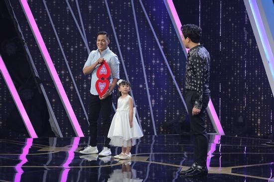 'Người Ấy Là Ai?': Cả trường quay chết lặng với chàng trai mang con gái lên sân khấu nhưng lộ diện màu tím, chia sẻ 'đây là sự cố'