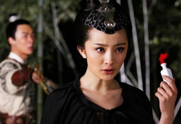 Trong "Thần Thám Địch Nhân Kiệt Tiền Truyện", ban đầu Dương Mịch là một thiếu nữ trồng hoa lương thiện và hiền lành. Tuy nhiên sau khi bị người yêu lợi dụng và phản bội, cô hóa thân thành một nữ sát thủ mưu mô và tàn nhẫn.