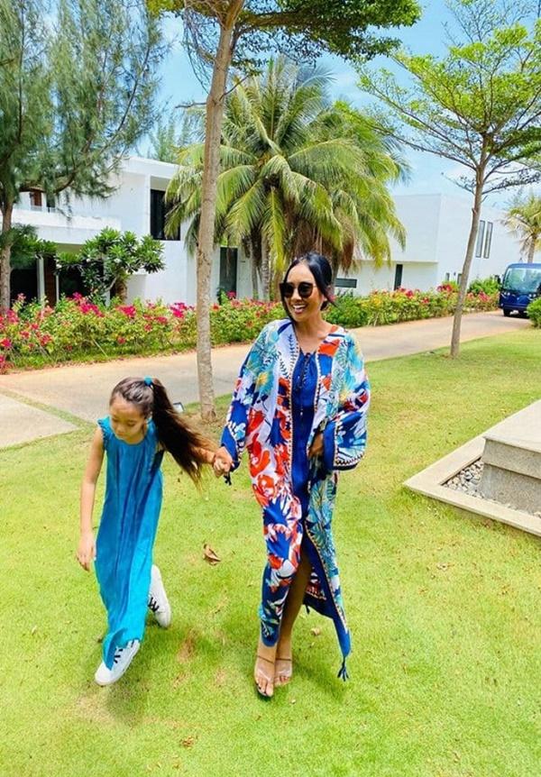 Đoan Trang đưa con gái đi chơi vào ngày cuối tuần.