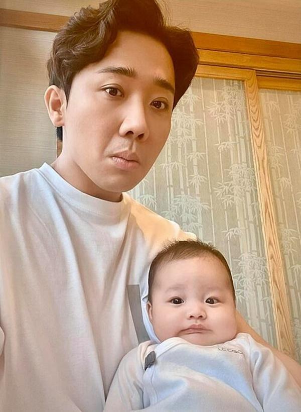 Trấn Thành bế cháu của mình và viết: "Tui thấy nó hợp gu tui hơn má nó luôn á".
