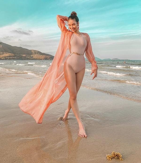 Mở đầu tin sao Việt là hình ảnh Lan Khuê đăng tải trong chuyến du lịch biển. Cô viết: "Cuối cùng ông mập cũng chụp được một tấm khá khẩm trong hàng ngàn tấm fail". Có vẻ như doanh nhân Tuấn John phải rất khó khăn mới chụp được một tấm ảnh vừa lòng bà xã.