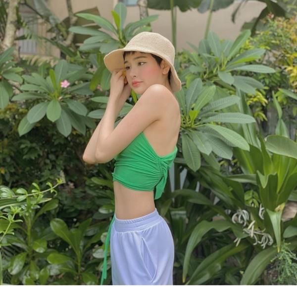 Hiền Hồ diện áo ngắn khoe eo thon: "Tôi thấy áo xanh trên cỏ xanh".