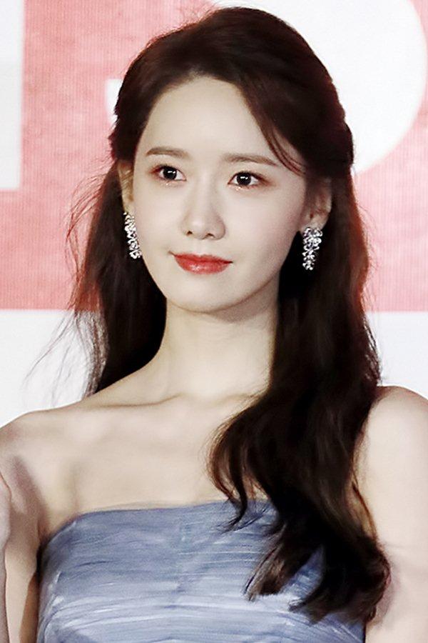 Yoona sinh vào ngày 30/5/1990. Yoona là center của SNSD, đồng thời được mệnh danh là center của các center. Nữ thần tượng không chỉ sở hữu vẻ ngoài đẹp tựa nữ thần, mà còn có đời sống cá nhân sạch, không hề vướng scandal.