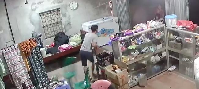 Đoạn clip cận cảnh chiếc quạt trần đang quay thì rụng cánh, cắm thẳng vào mâm cơm cả gia đình đang ngồi khiến người xem không khỏi giật mình-3