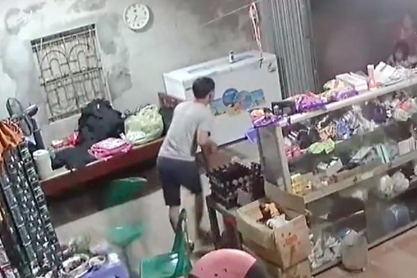 Lạnh gáy clip quạt trần suýt rơi trúng đầu bé trai khi cả nhà ăn cơm-1