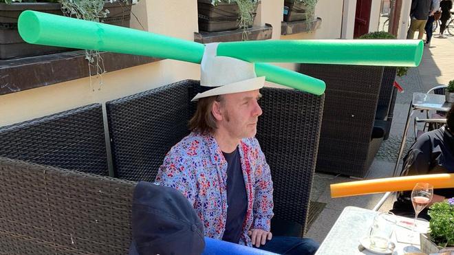 Quán cà phê ở Đức cho khách đội phao bơi xốp để giữ khoảng cách-2