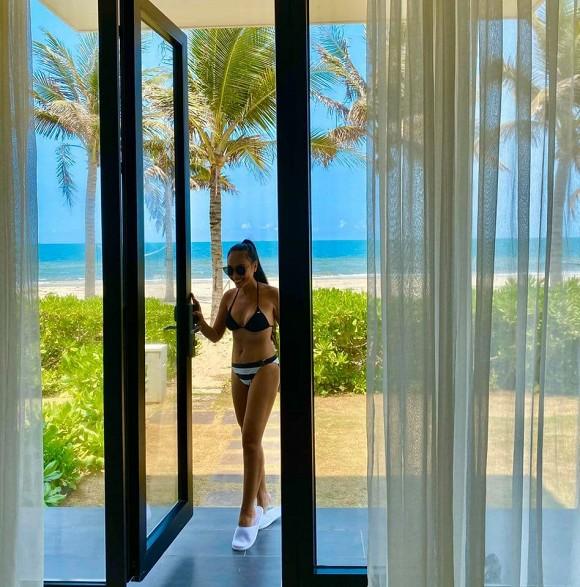 Đoan Trang diện bikini gợi cảm phơi nắng trên bãi biển-1