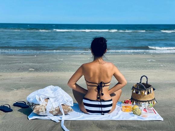 Đoan Trang diện bikini gợi cảm phơi nắng trên bãi biển-3