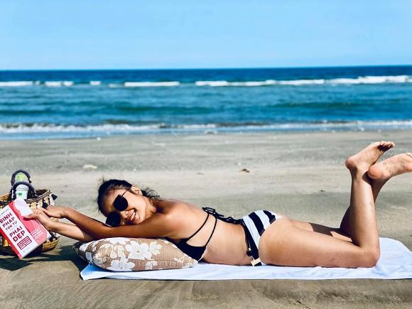 Đoan Trang diện bikini gợi cảm phơi nắng trên bãi biển-4