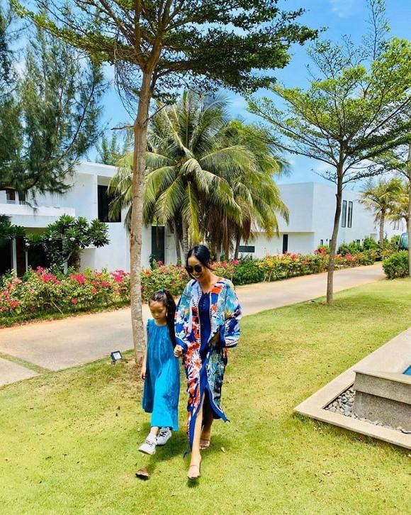 Đoan Trang diện bikini gợi cảm phơi nắng trên bãi biển-6