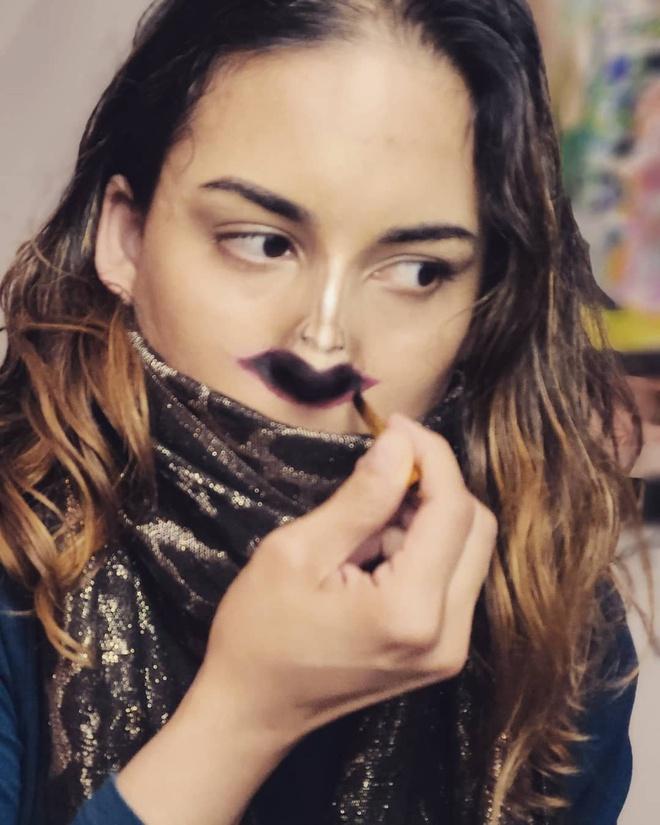 Dân mạng thi nhau trang điểm mặt tí hon như tranh biếm họa-5