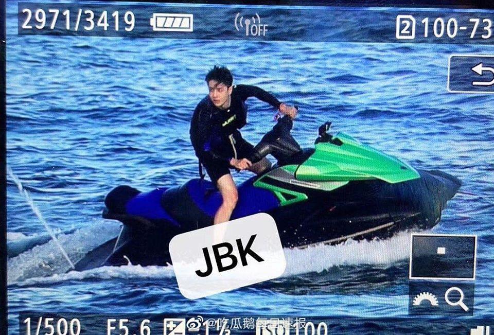 Đi lướt sóng sương sương, Vương Nhất Bác cũng leo top tìm kiếm nhờ điển trai-2