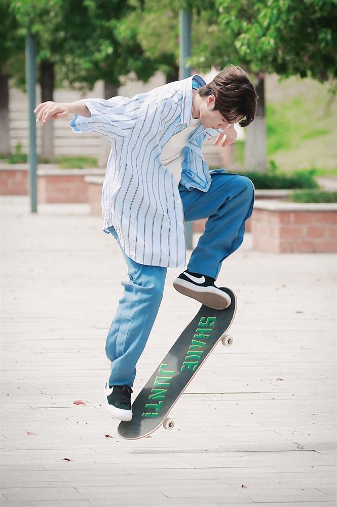 Đi lướt sóng sương sương, Vương Nhất Bác cũng leo top tìm kiếm nhờ điển trai-6