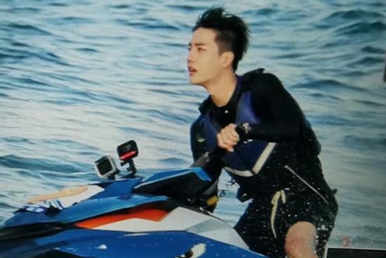 Đi lướt sóng 'sương sương', Vương Nhất Bác cũng leo top tìm kiếm nhờ điển trai