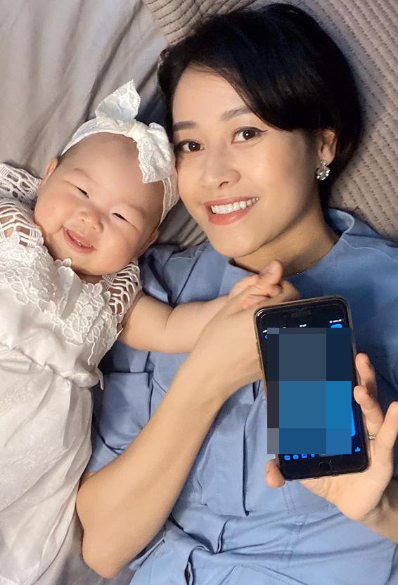 Đăng ảnh vạch ngực trần hút sữa cho con, ngoại hình MC Phí Linh gây bất ngờ lớn-4