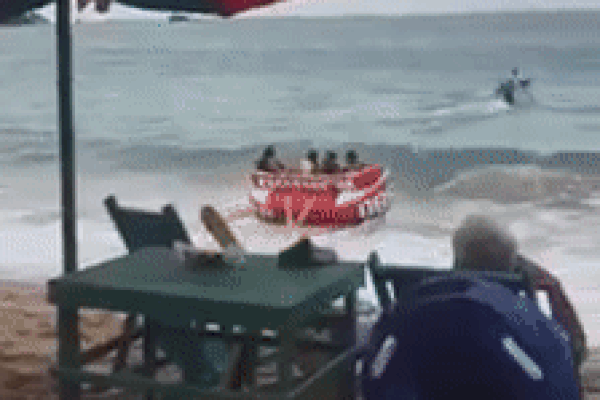 Clip: Chi tiền triệu để chơi lướt sóng, vừa bắt đầu ra biển 4 vị khách đã 'gặp biến', tất cả mọi người trên bờ cười ngặt nghẽo