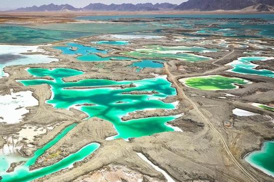 Hồ nước màu ngọc lục bảo có diện tích lớn gấp 6 lần Singapore