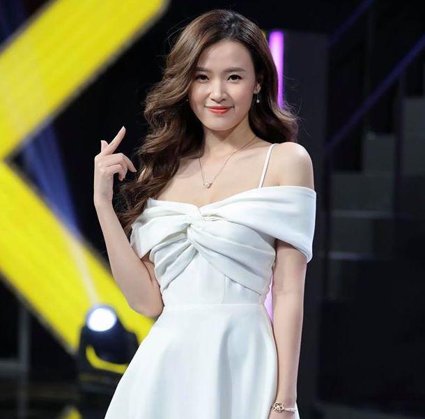 Thích tán tỉnh đồng nghiệp nam, Midu bị gọi là cô gái nghiện thả thính-1