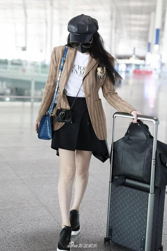 Vừa bị chê ăn mặc xuề xòa, Phạm Băng Băng liền đáp trả bằng hình ảnh chất phát ngất ở sân bay-1