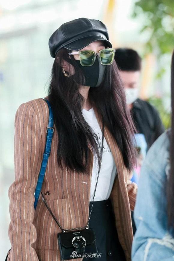 Vừa bị chê ăn mặc xuề xòa, Phạm Băng Băng liền đáp trả bằng hình ảnh chất phát ngất ở sân bay-2