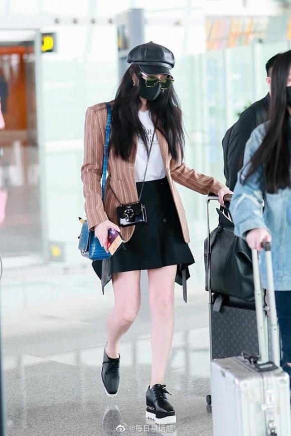 Vừa bị chê ăn mặc xuề xòa, Phạm Băng Băng liền đáp trả bằng hình ảnh chất phát ngất ở sân bay-4