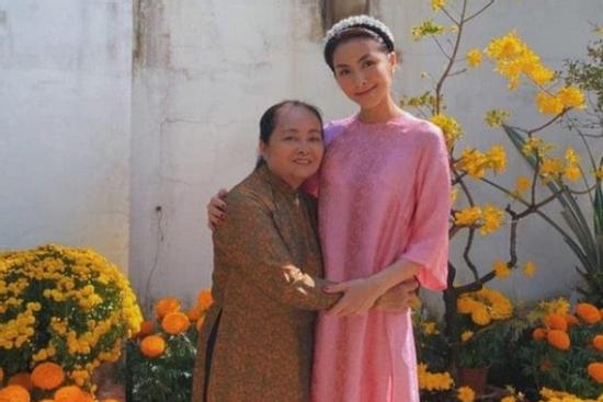 Lâu lâu Tăng Thanh Hà mới cho mẹ ruột 'lên sóng'
