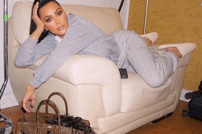 Mặc váy bó tưởng gợi cảm, ai dè Kim Kardashian bị so sánh với chai nước rửa tay-10