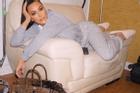 Kim Kardashian mặc đồ ngủ bên túi Hermès 120.000 USD