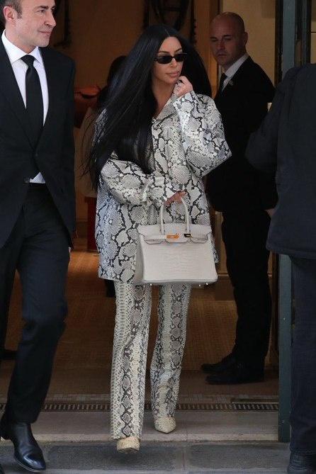 Kim Kardashian mặc đồ ngủ bên túi Hermès 120.000 USD-5