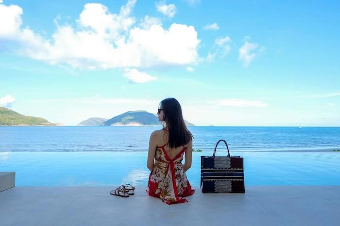 Hoa hậu Lương Thùy Linh diện váy hai dây khoe thềm ngực nõn nà khó cưỡng-3