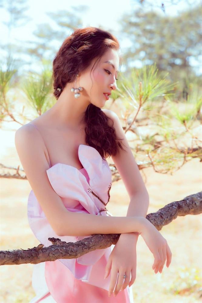 Hoa hậu Lương Thùy Linh diện váy hai dây khoe thềm ngực nõn nà khó cưỡng-7