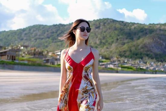 Hoa hậu Lương Thùy Linh diện váy hai dây khoe thềm ngực nõn nà khó cưỡng