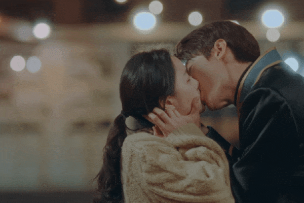 Bức ảnh Yêu Tinh và Thần Chết hộ tống Lee Min Ho giải cứu Kim Go Eun ở Quân Vương Bất Diệt là ảnh chế hot nhất hôm nay-6