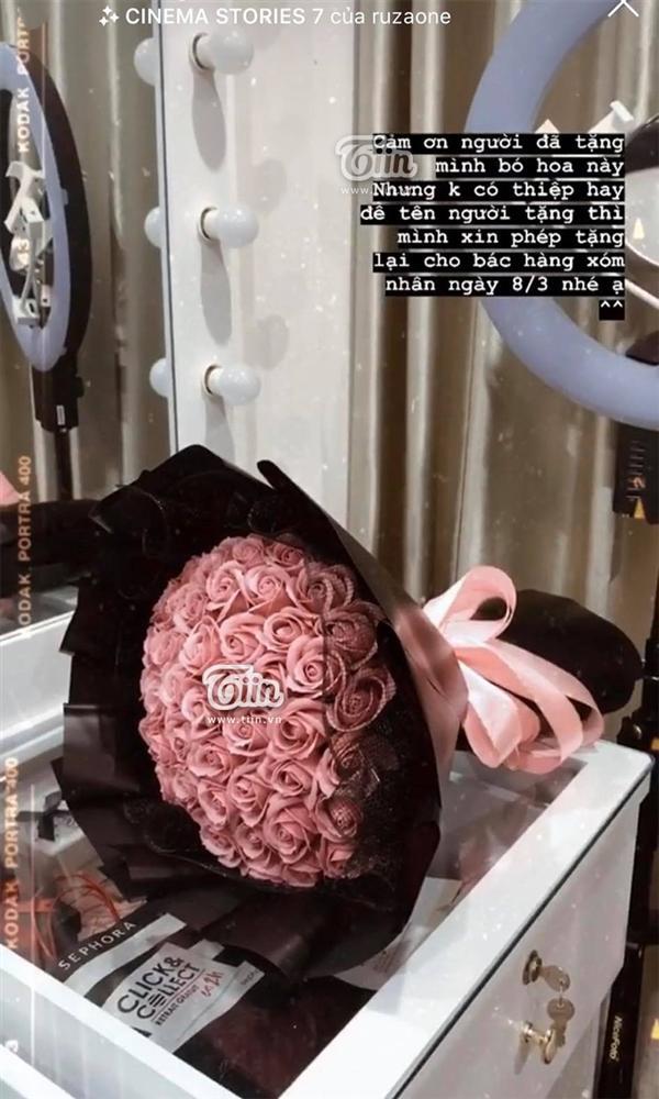 Quang Hải bị tố hẹn hò cùng lúc nhiều cô gái, cùng đến 1 quán ăn, tặng hoa cũng giống y hệt-6