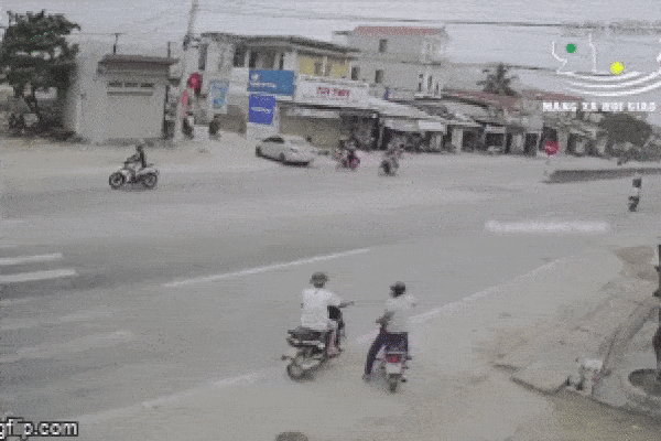 Clip: 2 thanh niên chạy xe máy sang đường, bị xe tải húc văng kinh hoàng ở Nghệ An