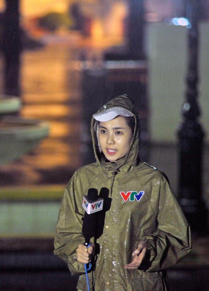 Đang say sưa dẫn bản tin trên sóng truyền hình quốc gia, MC Mai Ngọc gặp sự cố muối mặt-1
