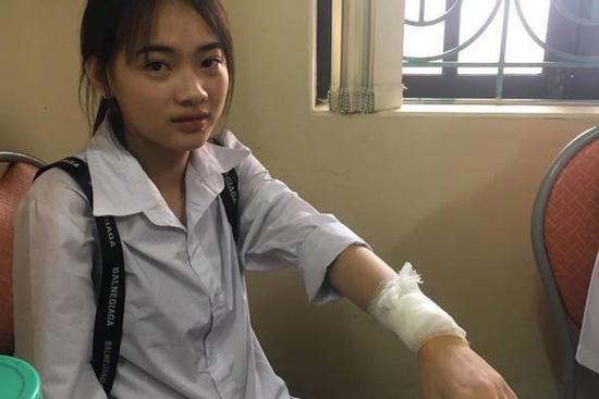 Kẻ sơn móng xanh đỏ rạch tay nữ sinh bằng dao bấm ở Hải Dương